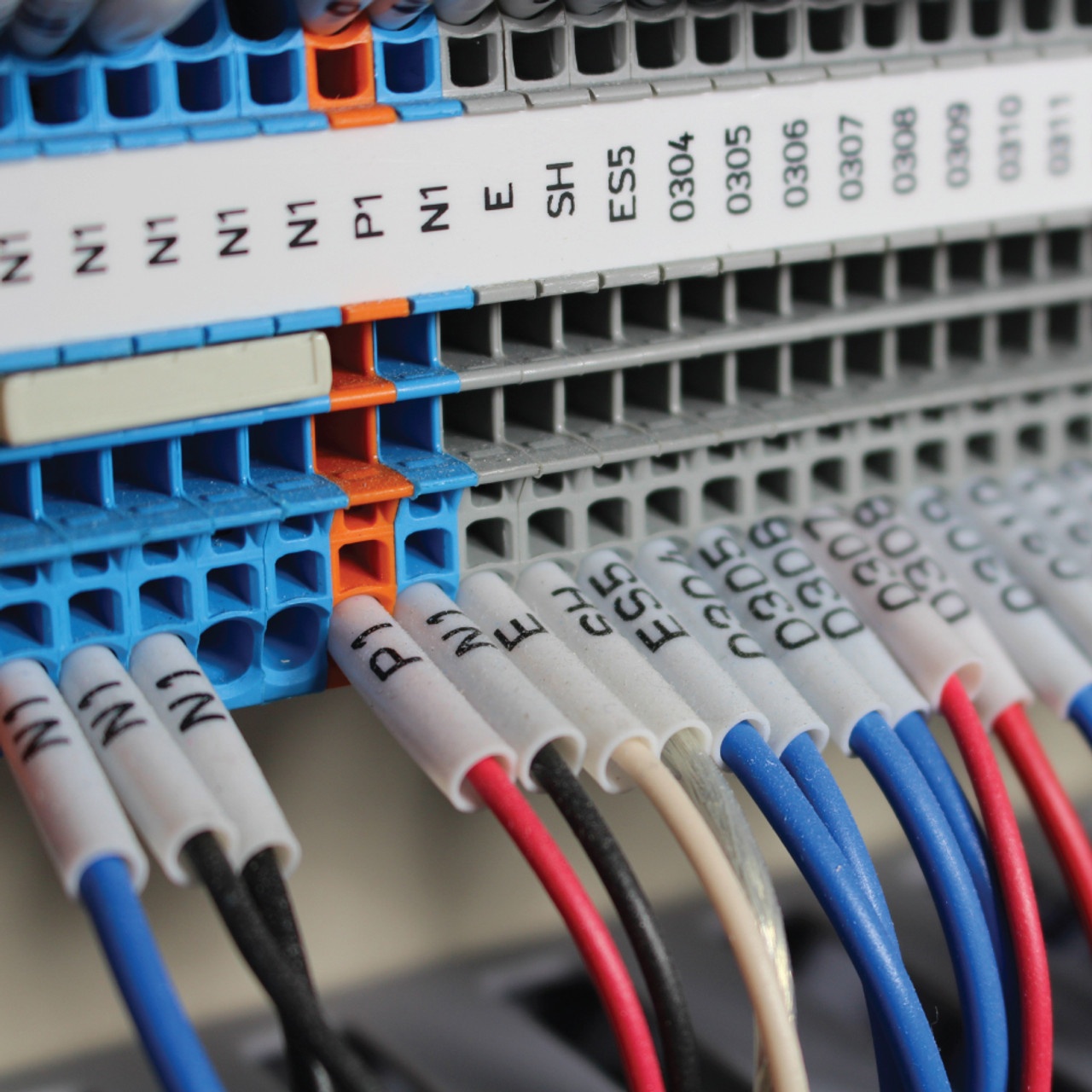 Infographic showing how an electrical wire printer simplifies labeling process Infographic showing how an electrical wire printer simplifies labeling process