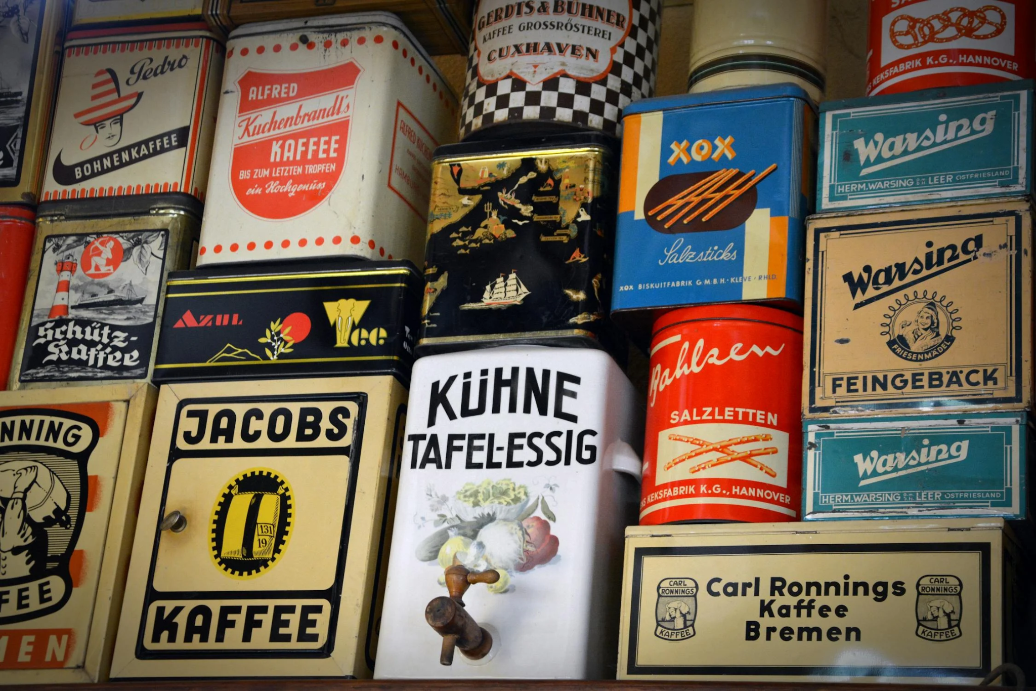 Tin cans with professionally printed, durable product labels for food or industrial packaging